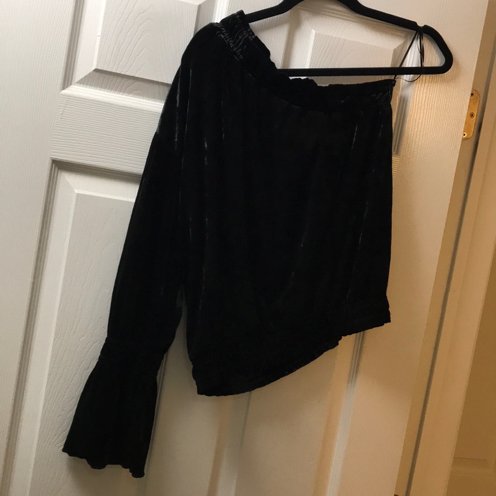 BLANK NYC BLACK CRUSHED VELVET ONE SLEEVE TOP
